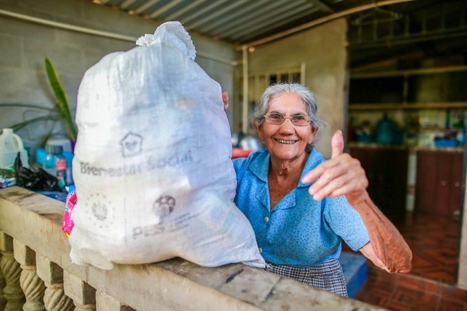 Salvadoreños reciben con mucha alegría la ayuda alimentaria enviada por el Gobierno salvadorenos-reciben-con-mucha-alegria-la-ayuda-alimentaria-enviada-por-el-gobierno